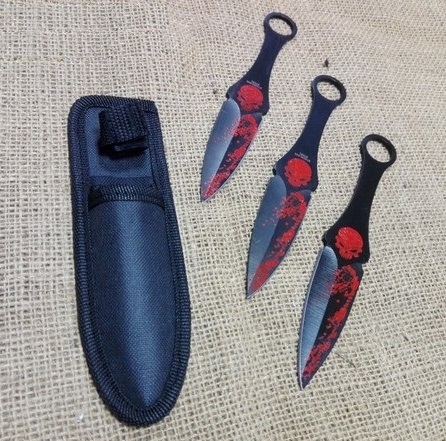 Set tre kunai ninja red skull - set di 3 pugnali giapponesi da lancio di guerriero ninja ispirato al teschio rosso con fodero da cintura .