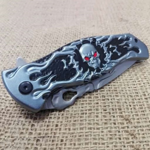 Coltello serramanico silver skull - coltello con lama antichizzata decorato con  teschi ed ossa lama mobile coltelli serramanico COUGAR